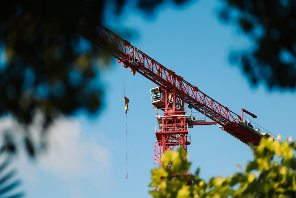 Hoe je met een kleine bouwkraan logistieke problemen op de bouwplaats voorkomt