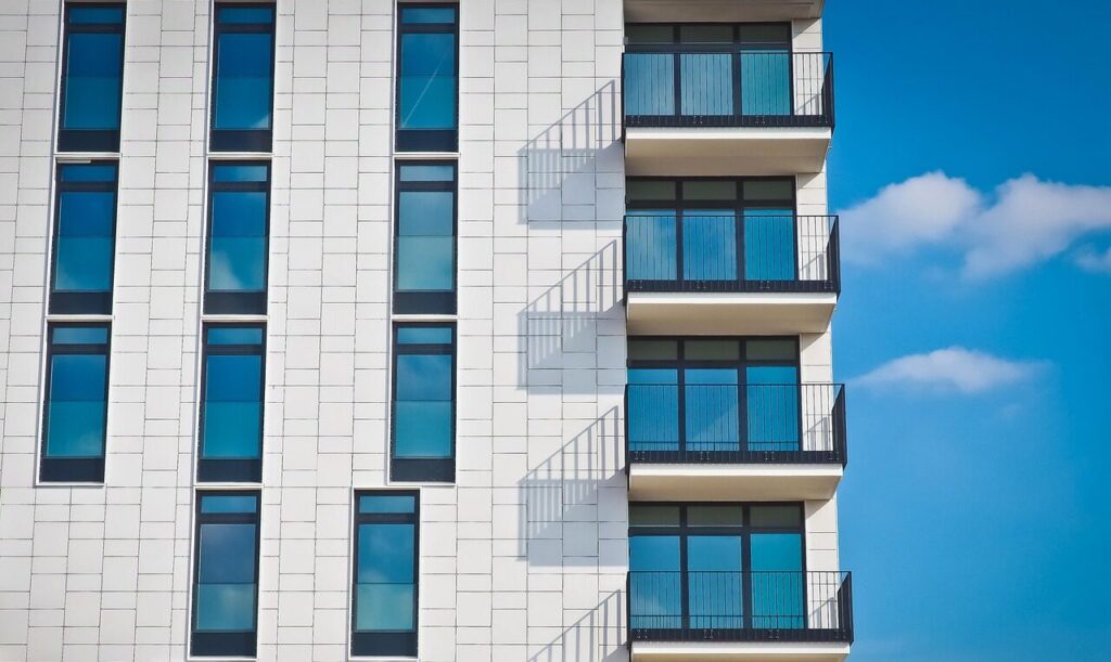 Wat maakt een vliesgevel geschikt voor hoogbouw?
